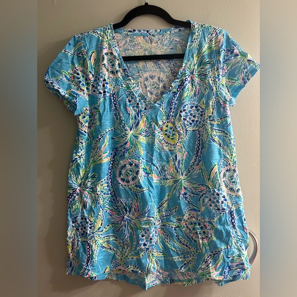 Lilly Pulitzer Etta V-Neck T-shirt in the Bermuda Blue Turtle Szn print - Picture 5 of 6